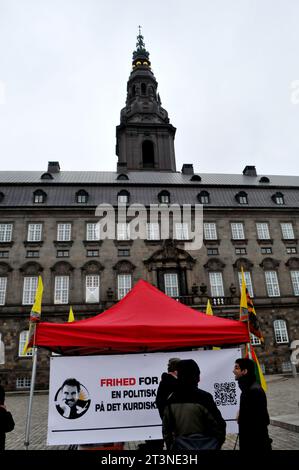 Copenhagen, Danimarca /26 ottobre. 2023/.i curdi organizzarono un piccolo raduno freddo per il loro leader Abdullah Ôcalan la sua libertà e cercarono una soluzione politica per il raduno dei curdi organizzato davanti al parlamento danese Christiasnborg slot plads nella capitale danese. (Foto: Francis Joseph Dean/Dean Pictures) Foto Stock