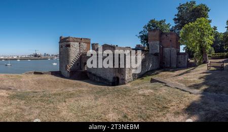 Vista panoramica delle mura esterne rivolte a nord di Upnor Castle, un forte di artiglieria elisabettiana, River Medway, Kent, Regno Unito. Foto Stock