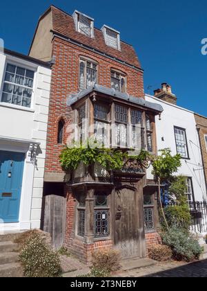 La bella Manna House, in Upnor High Street, Kent, Regno Unito, una riproduzione del XXI secolo di una casa Tudor. Foto Stock