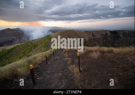 Destinazione di viaggio nel parco nazionale Masaya in Nicaragua. Sentiero escursionistico sul cratere del vulcano Foto Stock