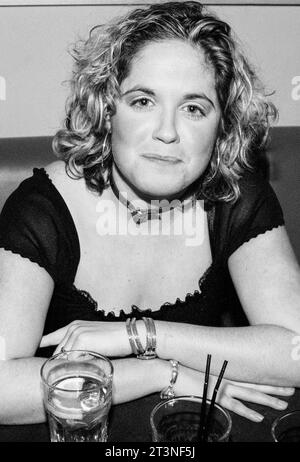 AMY WADGE, CANTAUTRICE, YOUNG, 2003: Cantautrice Amy Wadge al V Club di Cardiff, Galles, Regno Unito nel febbraio 2003. La cantautrice vincitrice del Grammy (Thinking Out Loud) stava lanciando la sua carriera da solista in Galles. Da allora ha scritto con ed Sheeran, Pink, Camilla Cabello, Westlife e UK Eurovision canzoni. Foto: Rob Watkins Foto Stock