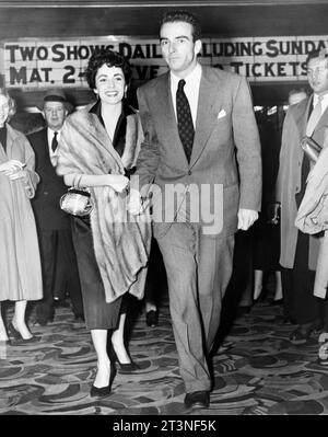 Liz Taylor & Montgomery Clift, New York City, 1951 Montgomery Clift ed Elizabeth Taylor, ritratto a figura intera, in piedi, di fronte, entrando nel Palace Theatre di New York. Associated Press Fotografia, 1951. Foto Stock