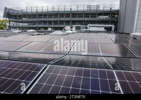 26 ottobre 2023, Sassonia, Lipsia: I pannelli solari sono sul tetto del Paunsdorf Center. Secondo l'operatore, il più grande impianto fotovoltaico sul tetto di un centro commerciale in Germania è stato inaugurato lo stesso giorno. Con quasi 2700 moduli, in futuro verranno prodotti 1,1 milioni di kilowattora di elettricità all'anno. Lo stabilimento segna l'inizio dell'autosufficienza del centro commerciale nel settore delle energie rinnovabili. L'obiettivo è ridurre le emissioni di CO2 del 50% entro il 2030 rispetto al 2015. Foto: Jan Woitas/dpa Foto Stock