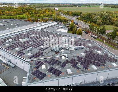 26 ottobre 2023, Sassonia, Lipsia: I pannelli solari sono sul tetto del Paunsdorf Center. Secondo l'operatore, il più grande impianto fotovoltaico sul tetto di un centro commerciale in Germania è stato inaugurato lo stesso giorno. Con quasi 2700 moduli, in futuro verranno prodotti 1,1 milioni di kilowattora di elettricità all'anno. Lo stabilimento segna l'inizio dell'autosufficienza del centro commerciale nel settore delle energie rinnovabili. L'obiettivo è quello di ridurre le emissioni di CO2 del 50% entro il 2030 rispetto al 2015, ha detto. (Vista aerea con drone) foto: Jan Woitas/dpa Foto Stock