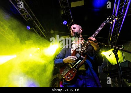 MILANO, ITALIA - 17 OTTOBRE: Eric Cannata di Young the Giant si esibisce al Circolo Magnolia Segrate di Milano il 17 ottobre 2023 a Milano. (Foto di Roberto Finizio/NurPhoto) Foto Stock