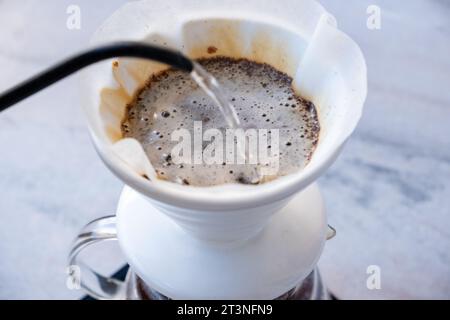 preparazione del caffè con il metodo v60 Foto Stock