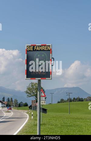 Dettaglio della segnaletica stradale che mostra la conformità del limite di velocità sulla strada di montagna vicino al villaggio di Rettenberg, Germania Foto Stock