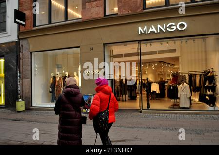 Copenhagen, Danimarca /26 ottobre. 2023/.Mango shopper con shopping bag e sgabello sulla stroeget nella capitale danese. (Foto: Francis Joseph Dean/Dean Pictures) Foto Stock