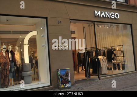 Copenhagen, Danimarca /26 ottobre. 2023/.Mango shopper con shopping bag e sgabello sulla stroeget nella capitale danese. (Foto: Francis Joseph Dean/Dean Pictures) Foto Stock