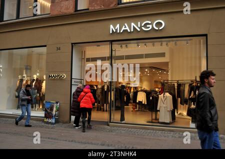 Copenhagen, Danimarca /26 ottobre. 2023/.Mango shopper con shopping bag e sgabello sulla stroeget nella capitale danese. (Foto: Francis Joseph Dean/Dean Pictures) Foto Stock