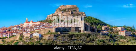 Morella Spagna bellissimo castello in cima alla collina nella città medievale spagnola con vista panoramica Foto Stock
