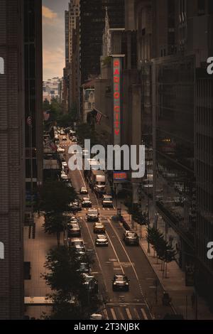 RADIO CITY MUSIC HALL, NEW YORK, USA, - 15 SETTEMBRE 2023. Una vista sopraelevata della West 51st Street a Midtown Manhattan al tramonto con radio City Music Foto Stock