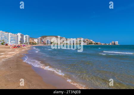 Spiaggia spagnola di Cullera e costa mediterranea con mare e cielo blu in estate Foto Stock