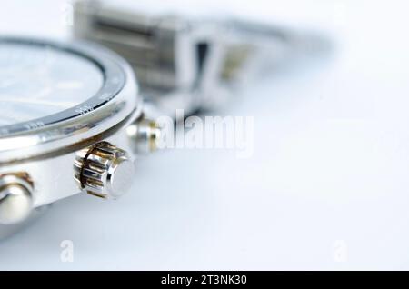 Orologio di lusso isolato su sfondo bianco con spazio personalizzabile per il testo. Concetto di tempo Foto Stock