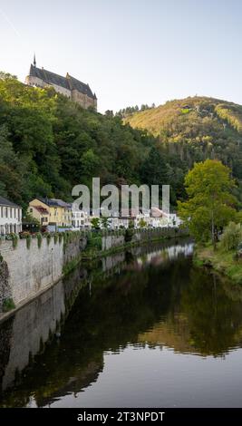 La vista del comune medievale di Vianden con lo status di città a Oesling, Lussemburgo nord-orientale, capitale del cantone di Vianden si trova sul nostro fiume, vicino a bor Foto Stock