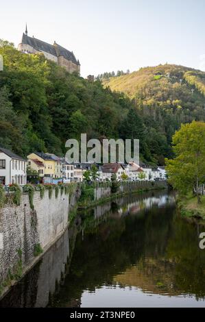 La vista del comune medievale di Vianden con lo status di città a Oesling, Lussemburgo nord-orientale, capitale del cantone di Vianden si trova sul nostro fiume, vicino a bor Foto Stock