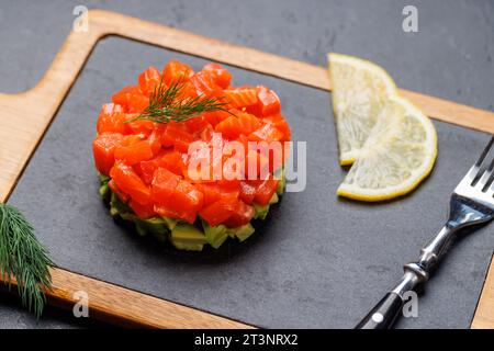 Deliziosa tartare di salmone e avocado a bordo Foto Stock