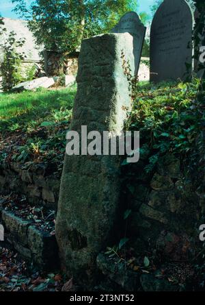 I Noti noti paleocristiano (VII secolo) incisero la pietra commemorativa nel cimitero di St Hilary, Cornovaglia, Inghilterra, Regno Unito: Notus figlio di Notus. Foto Stock