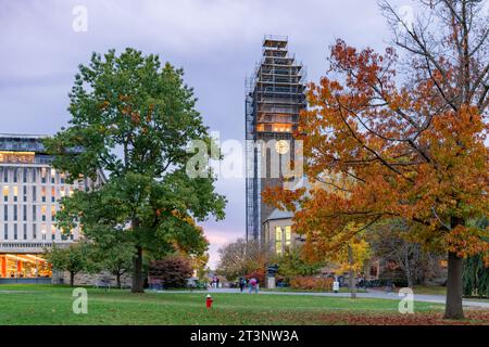 Ithaca, New York, Stati Uniti - 25 ottobre 2023: Foto notturna della torre dell'orologio McGraw con impalcature da costruzione, punto di riferimento presso la Cornell University e iconica p Foto Stock