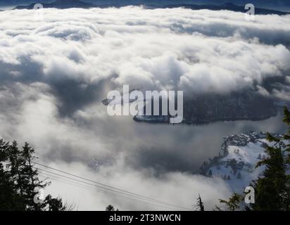 Herzogstand, Deutschland 16. Novembre 2022: Hier am Herzogstand im Winter, Schnee, wandern, Bergsteigen, Tourismus, Ausflugsmagnet, Hotspot, Voralpen, der Blick von der Bergstation der Seilbahn auf den Walchensee mit Wolkenmeer *** Herzogstand, Germania 16 novembre 2022 qui a Herzogstand in inverno, neve, escursioni, alpinismo, turismo, calamita delle escursioni, punto caldo, ai piedi delle Alpi, vista dalla stazione superiore della funivia a Walchensee con il mare delle nuvole credito: Imago/Alamy Live News Foto Stock