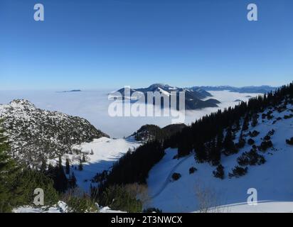 Herzogstand, Deutschland 16. Novembre 2022: Hier am Herzogstand im Winter, Schnee, wandern, Bergsteigen, Tourismus, Ausflugsmagnet, Hotspot, Voralpen, der Blick auf ein Wolkenmeer und dem Jochberg Bildmitte *** Herzogstand, Germania 16 novembre 2022 qui a Herzogstand in inverno, neve, trekking, alpinismo, turismo, magnete per escursioni, punto caldo, ai piedi delle Alpi, vista di un mare di nuvole e centro immagini di Jochberg credito: Imago/Alamy Live News Foto Stock