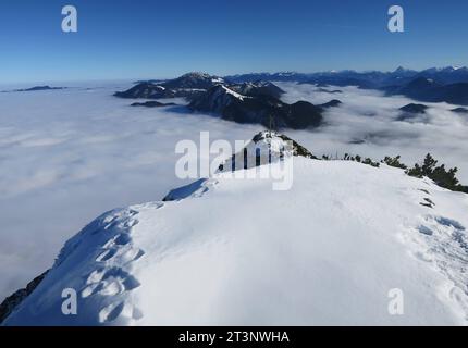 Herzogstand, Deutschland 16. Novembre 2022: Hier am Herzogstand im Winter, Schnee, wandern, Bergsteigen, Tourismus, Ausflugsmagnet, Hotspot, Voralpen, Blick auf ein Wolkenmeer, Richtung Jochberg **** Herzogstand, Germania 16 novembre 2022 qui a Herzogstand in inverno, neve, escursioni, alpinismo, turismo, calamita per escursioni, punto caldo, ai piedi delle Alpi, vista di un mare di nuvole, in direzione di Jochberg credito: Imago/Alamy Live News Foto Stock