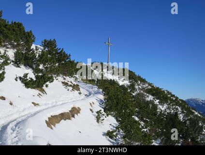 Herzogstand, Deutschland 16. Novembre 2022: Hier am Herzogstand im Winter, Schnee, wandern, Bergsteigen, Tourismus, Ausflugsmagnet, Hotspot, Voralpen, Weg zum Gipfel, Schneewandern, Gipfelkreuz *** Herzogstand, Germania 16 novembre 2022 qui a Herzogstand in inverno, neve, escursionismo, alpinismo, turismo, calamita per escursioni, punto caldo, ai piedi delle Alpi, percorso verso la cima, escursioni sulla neve, croce sulla cima credito: Imago/Alamy Live News Foto Stock