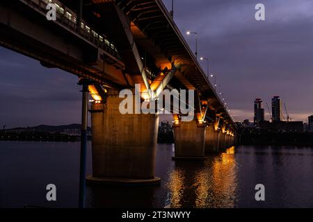 Ponte in Corea e del fiume Han, cheongdamdaegyo o ponte di cheongdam a Seul, in Corea del Sud. Foto Stock