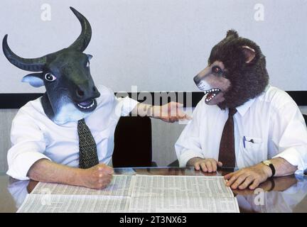 Discussione finanziaria sulla gestione patrimoniale. Finanziamento del mercato azionario. Wall Street Bull e Bear in un ufficio. Soldi, USA Bear Market, Bull Market. Stagflazione Foto Stock