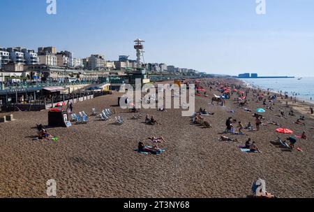 Brighton, Regno Unito. 9 settembre 2023. Spiaggia trafficata di Brighton. Foto Stock