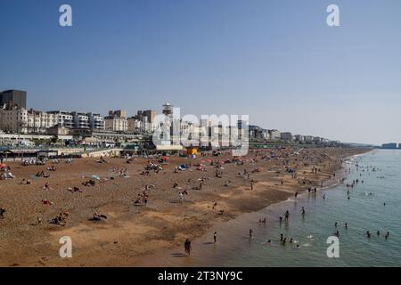Brighton, Regno Unito. 9 settembre 2023. Spiaggia trafficata di Brighton. Foto Stock