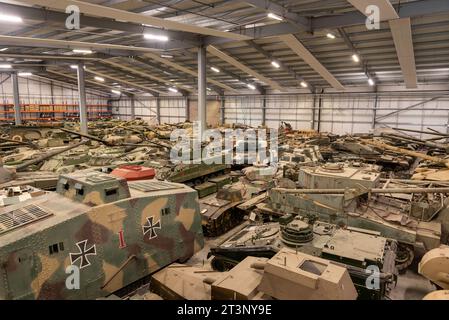 All'interno del centro di conservazione dei veicoli presso il museo dei carri armati di Bovington in Inghilterra. Grande quantità di veicoli blindati in magazzino. Ottobre 2023. Foto Stock