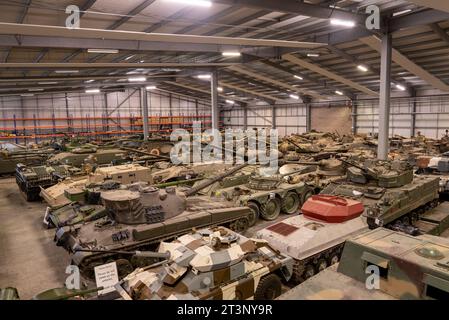 All'interno del centro di conservazione dei veicoli presso il museo dei carri armati di Bovington in Inghilterra. Grande quantità di veicoli blindati in magazzino. Ottobre 2023. Foto Stock