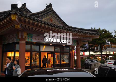 GYEONGJU, COREA DEL SUD - 26 MARZO 2023: Le persone visitano il caffè Starbucks in vecchio stile architettonico a Gyeongju, Corea del Sud. Foto Stock