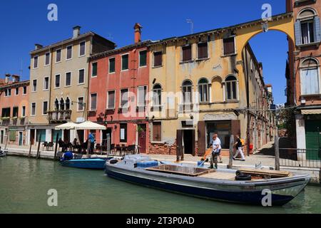 VENEZIA, ITALIA - 22 MAGGIO 2023: La gente visita il canale di Cannaregio a Venezia, Italia. Venezia è un sito patrimonio dell'umanità dell'UNESCO. Foto Stock
