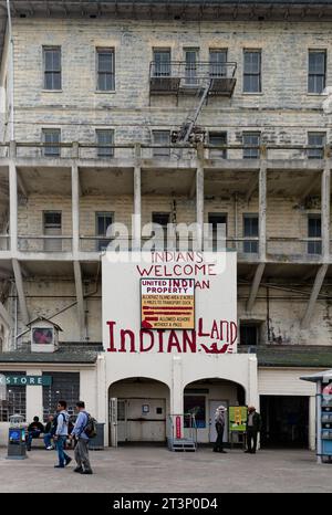 Isola di Alcatraz, San Francisco, California, USA - 9 ottobre 2023: Cartello di benvenuto Indiani all'Alcatraz Island Landing Foto Stock