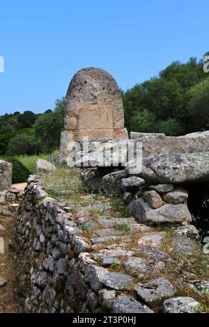 Tomba dei giganti in Sardegna, Italia. Tomba di Coddu Vecchiu vicino ad Arzachena. Megalite e stele dell'età del bronzo. Foto Stock