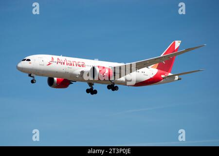 Avión de Línea de la aerolínea Avianca Boeing 787 aterrizando Foto Stock