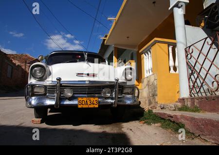 TRINIDAD, CUBA - 5 FEBBRAIO 2011: La classica Chevrolet Oldtimer parcheggiata al volante in mattoni a Trinidad. Cuba ha uno dei veicoli più bassi per CA Foto Stock