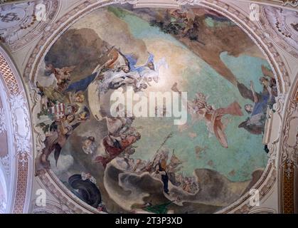 Vista interna della Cattedrale di Kecskemét, conosciuta anche come la Concattedrale dell'Ascensione del Signore, Ungheria Foto Stock