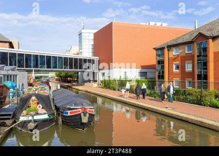 Banbury Tooleys Boatyard sul canale di Oxford e il centro commerciale Castle Quay Banbury Oxfordshire Inghilterra Regno Unito Europa Foto Stock