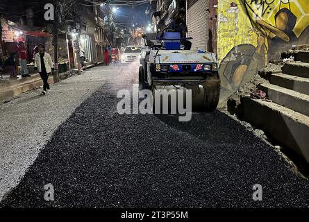 Kathmandu, Bagmati, Nepal. 26 ottobre 2023. Un lavoratore migrante indiano gestisce roller mentre sta facendo blacktopping Road a Kathmandu, Nepal, il 26 ottobre 2023. (Immagine di credito: © Sunil Sharma/ZUMA Press Wire) SOLO USO EDITORIALE! Non per USO commerciale! Foto Stock