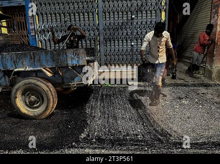 Kathmandu, Bagmati, Nepal. 26 ottobre 2023. I lavoratori migranti indiani hanno posato asfalto caldo mentre si stava facendo un blacktopping Road a Kathmandu, Nepal, il 26 ottobre 2023. (Immagine di credito: © Sunil Sharma/ZUMA Press Wire) SOLO USO EDITORIALE! Non per USO commerciale! Foto Stock