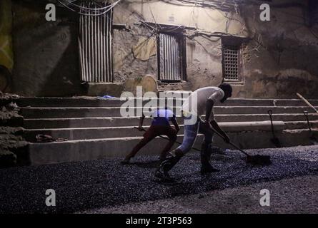 Kathmandu, Bagmati, Nepal. 26 ottobre 2023. I lavoratori migranti indiani diffusero asfalto caldo mentre si stava facendo un blacktopping Road a Kathmandu, Nepal, il 26 ottobre 2023. (Immagine di credito: © Sunil Sharma/ZUMA Press Wire) SOLO USO EDITORIALE! Non per USO commerciale! Foto Stock