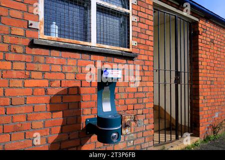 Stazione di rifornimento dell'acqua, spogliatoi, Blackweir, Bute Park, Cardiff. Presa nell'autunno 2023. Ottobre Foto Stock