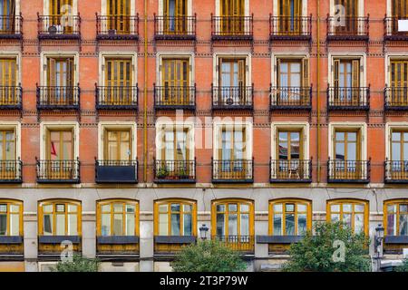 Finestre su un antico palazzo di appartamenti in Plaza Mayor a Madrid, Spagna Foto Stock