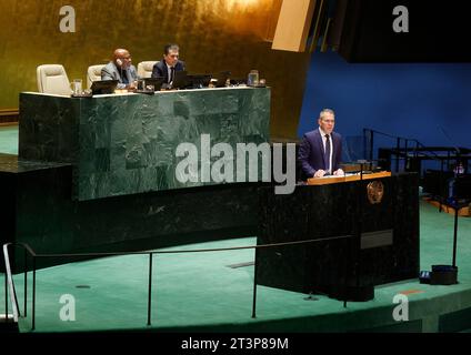 New York, Stati Uniti. 26 ottobre 2023. L'ambasciatore israeliano presso le Nazioni Unite Gilad Erdan parla della brutalità dell'attacco del 7 ottobre a Israele durante il suo discorso a una sessione di emergenza dell'Assemblea generale delle Nazioni Unite chiamata in risposta alle continue violenze tra Israele e Hamas nella Striscia di Gaza a GA Hall at sede delle Nazioni Unite giovedì 26 ottobre 2023 a New York. Foto di John Angelillo/UPI Credit: UPI/Alamy Live News Foto Stock