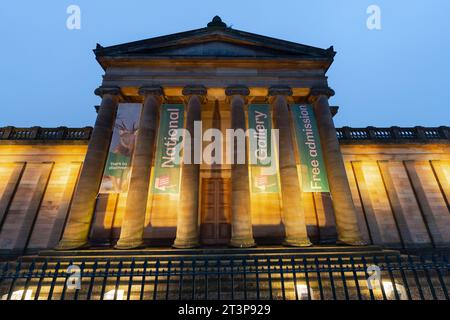 Vista serale della Galleria Nazionale scozzese illuminata sul tumulo di Edimburgo, Scozia, Regno Unito Foto Stock
