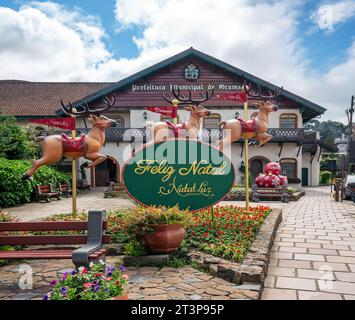 Natal Luz - decorazione natalizia di fronte al Municipio di Gramado - Gramado, Rio grande do sul, Brasile Foto Stock