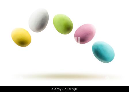 Uova di pasqua colorate che galleggiano su sfondo bianco. Foto Stock